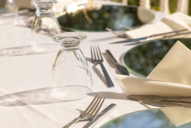 Table dressée serveur restaurant