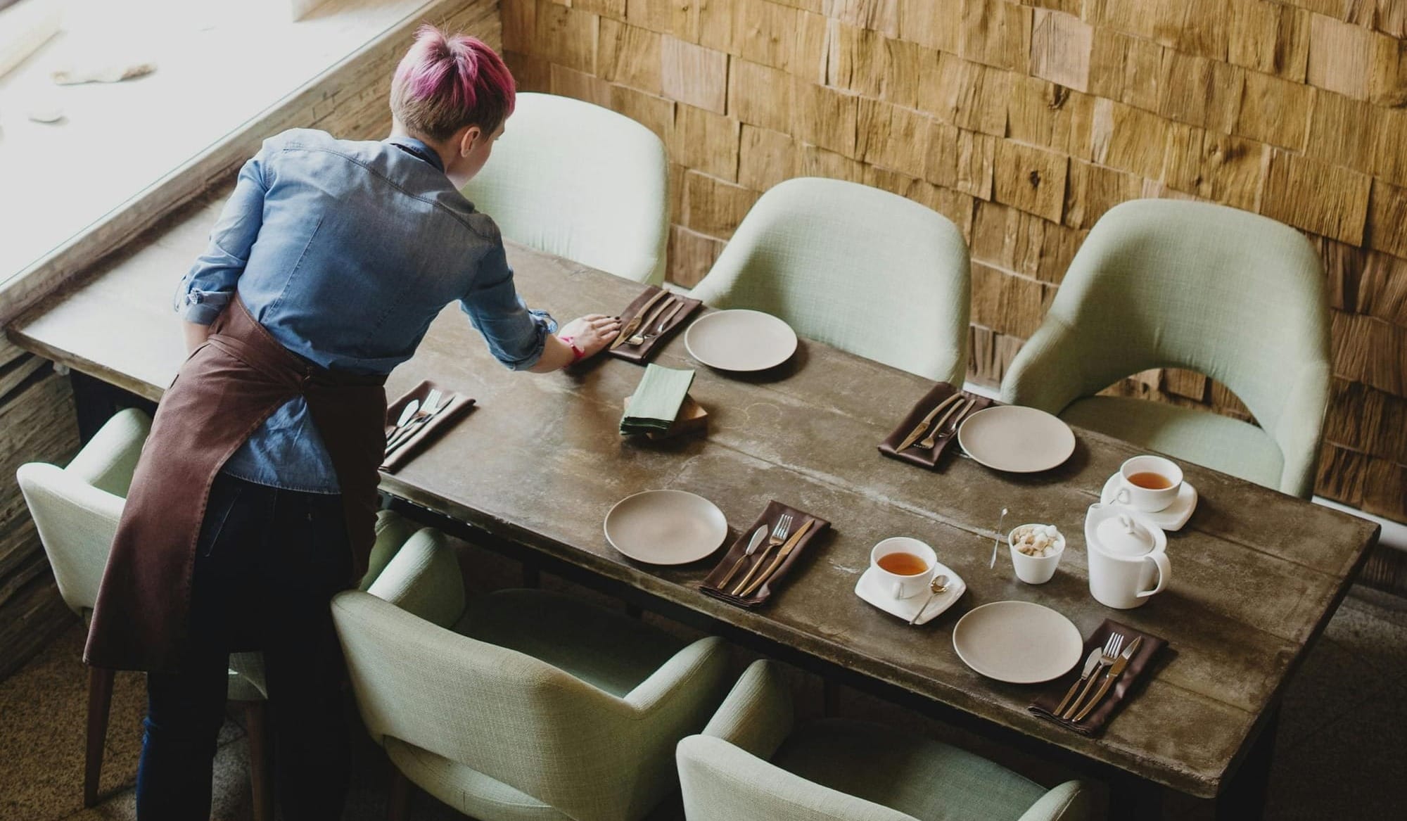 Besoin d’un serveur pour le service du matin ? Optez pour un extra étudiant